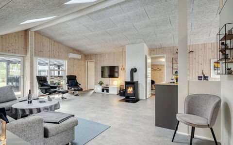 Gustaf - 400M to the Fjord: Træ, Indretning, Loft, Møbel, Gulvbelægning, Stue, Etage, Værelse, Hjem, Couch