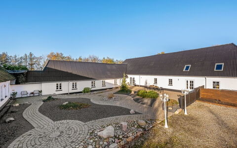 Fintan - 2Km to the Fjord: Boligområde, Busk, Hus, Hjem, Have, Estate, Skygge, Landscaping, Lawn