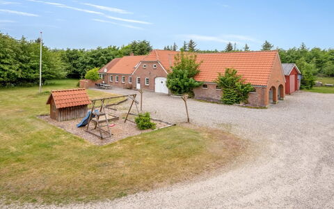 Wilmar - 1Km to the Fjord: Møbel, Indretning, Gulvbelægning, Træ, Etage, Loft, Trægulve, Stol, Bord, Belysning