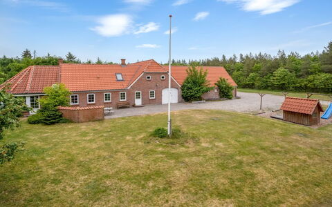 Wilmar - 1Km to the Fjord: Møbel, Indretning, Gulvbelægning, Træ, Etage, Loft, Trægulve, Stol, Bord, Belysning