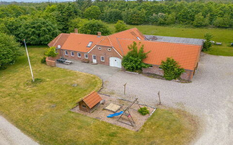 Wilmar - 1Km to the Fjord: Møbel, Indretning, Gulvbelægning, Træ, Etage, Loft, Trægulve, Stol, Bord, Belysning