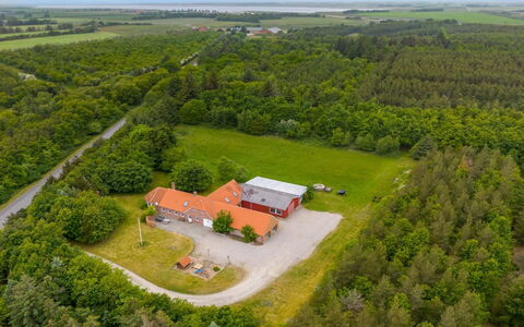 Wilmar - 1Km to the Fjord: Møbel, Indretning, Gulvbelægning, Træ, Etage, Loft, Trægulve, Stol, Bord, Belysning