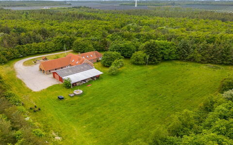 Wilmar - 1Km to the Fjord: Møbel, Indretning, Gulvbelægning, Træ, Etage, Loft, Trægulve, Stol, Bord, Belysning