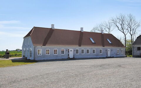 Alois - 1Km to the Fjord: Hjem, Tag, Hus, Sommerhus, Estate, Dør, Veranda, Sidespor, Stuehus, Skygge