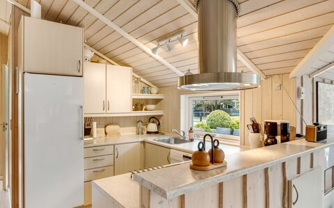 Sæby 670: Køkken, Countertop, Indretning, Gulvbelægning, Træ, Loft, Køkken Apparat, Lysarmatur, Cabinetry, Møbel