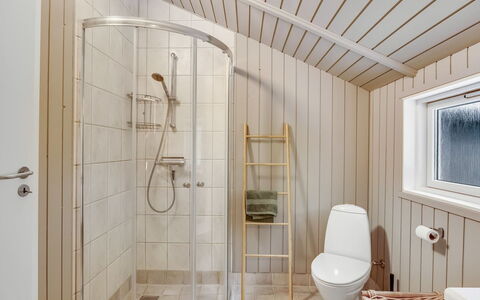 Sæby 670: Gulvbelægning, Træ, Sanitærarmatur, Etage, Indretning, Badeværelse, Toilet, Loft, Vvs, Værelse