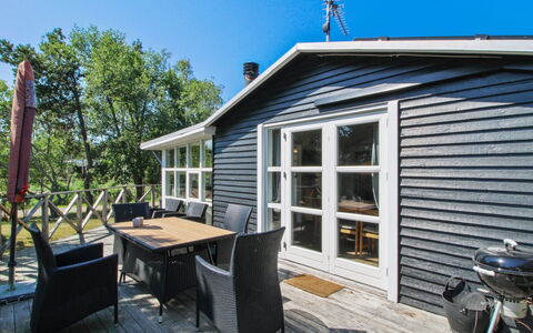 Olof - 100M from the Sea: Tag, Hjem, Dør, Sommerhus, Skygge, Sidespor, Gård, Estate, Backyard