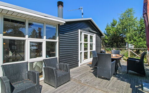 Olof - 100M from the Sea: Tag, Hjem, Dør, Sommerhus, Skygge, Sidespor, Gård, Estate, Backyard