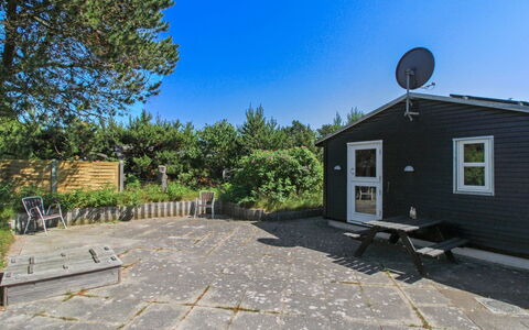 Olof - 100M from the Sea: Tag, Hjem, Dør, Sommerhus, Skygge, Sidespor, Gård, Estate, Backyard