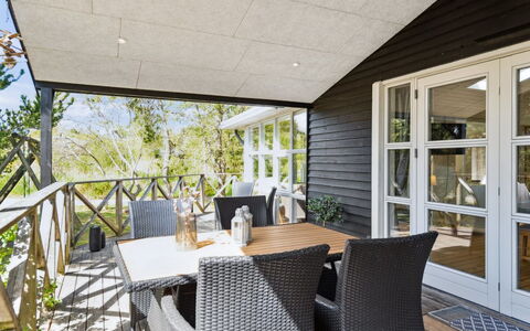 Olof - 100M from the Sea: Tag, Hjem, Dør, Sommerhus, Skygge, Sidespor, Gård, Estate, Backyard