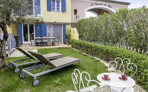 Roquebrune sur Argens 150: Bygning, Plante, Ejendom, Vindue, Grøn, Udendørs Bench, Bord, Udendørs Møbler, Græs, Land Lot
