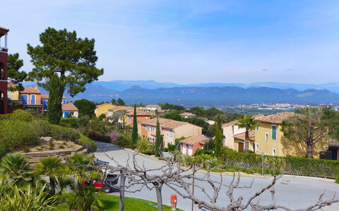Roquebrune sur Argens 150: Himmel, Plante, Sky, Bygning, Ejendom, Vindue, Azure, Træ, Arkitektur, Gadebelysning