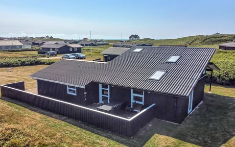 Hroswitha - 100M from the Sea: Tag, Hjem, Dør, Sommerhus, Skygge, Sidespor, Gård, Estate, Backyard