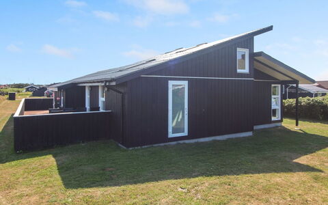 Hroswitha - 100M from the Sea: Tag, Hjem, Dør, Sommerhus, Skygge, Sidespor, Gård, Estate, Backyard
