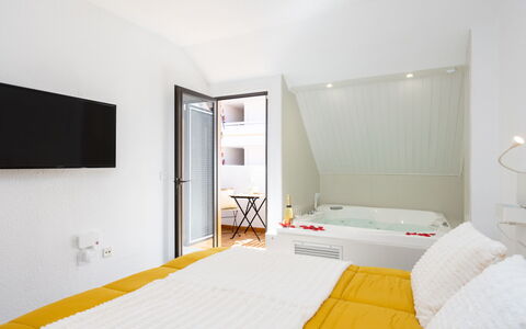 Deluxe Altemar: Møbel, Bygning, Himmel, Træ, Indretning, Plante, Hus, Fritid, Skygge, Stol