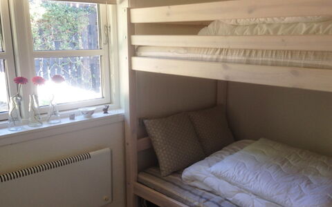 Jeip - 400M to the Fjord: Køjeseng, Træ, Etage, Gulvbelægning, Soveværelse, Seng, Sengetøj, Værelse, Bed Frame, Bejdse