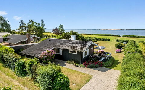 Eddy - 50M from the Sea: Tag, Hus, Land Lot, Hjem, Sommerhus, Estate, Garden Bygninger, Skygge, Bjælkehytte, Landscaping