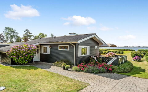 Eddy - 50M from the Sea: Tag, Hus, Land Lot, Hjem, Sommerhus, Estate, Garden Bygninger, Skygge, Bjælkehytte, Landscaping