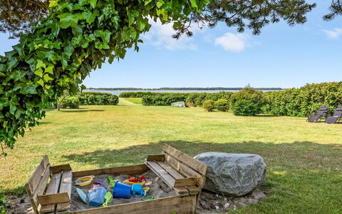 Eddy - 50M from the Sea: Tag, Hus, Land Lot, Hjem, Sommerhus, Estate, Garden Bygninger, Skygge, Bjælkehytte, Landscaping