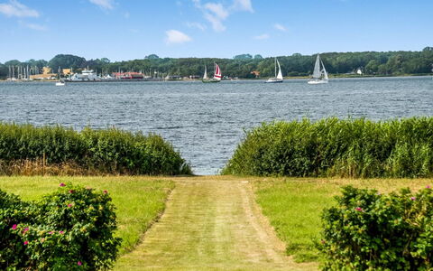 Eddy - 50M from the Sea: Tag, Hus, Land Lot, Hjem, Sommerhus, Estate, Garden Bygninger, Skygge, Bjælkehytte, Landscaping