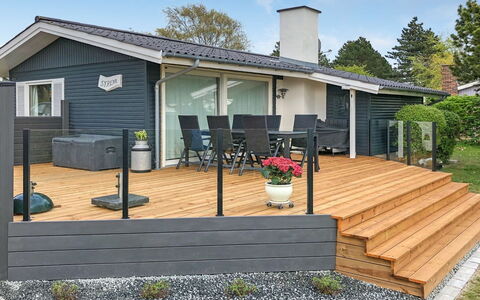Eddy - 50M from the Sea: Tag, Hus, Land Lot, Hjem, Sommerhus, Estate, Garden Bygninger, Skygge, Bjælkehytte, Landscaping