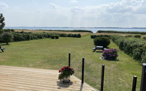 Eddy - 50M from the Sea: Tag, Hus, Land Lot, Hjem, Sommerhus, Estate, Garden Bygninger, Skygge, Bjælkehytte, Landscaping