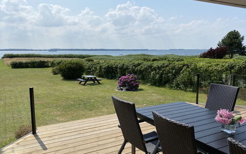 Eddy - 50M from the Sea: Tag, Hus, Land Lot, Hjem, Sommerhus, Estate, Garden Bygninger, Skygge, Bjælkehytte, Landscaping