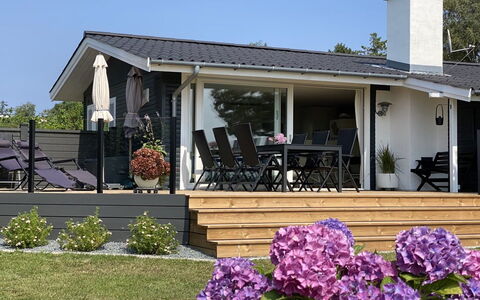 Eddy - 50M from the Sea: Tag, Hus, Land Lot, Hjem, Sommerhus, Estate, Garden Bygninger, Skygge, Bjælkehytte, Landscaping