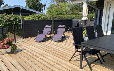 Eddy - 50M from the Sea: Tag, Hus, Land Lot, Hjem, Sommerhus, Estate, Garden Bygninger, Skygge, Bjælkehytte, Landscaping
