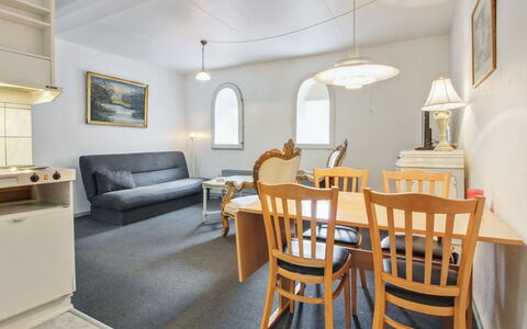 Valli - 22Km from the Sea: Vegetationen, Busk, Forår, Sommerhus, Have, Skygge, Backyard, Gård, Stol