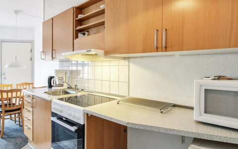 Ahvo - 22Km from the Sea: Gulvbelægning, Indretning, Køkken, Countertop, Køkken Apparat, Etage, Møbel, Større Bandage, Træ, Cabinetry