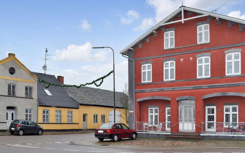 Esja - 22Km from the Sea: Vindue, Vejbelægning, Hus, Kvarter, Boligområde, Arkitektur, Hjem, Tag, Menneskelig Bosættelse, Pol