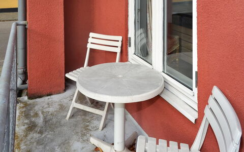 Esja - 22Km from the Sea: Møbel, Stol, Udendørs Møbler, Bord, Indretning, Etage, Orange, Bejdse, Udendørs Bord, Kaffebord