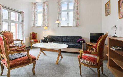 Esja - 22Km from the Sea: Møbel, Indretning, Gulvbelægning, Træ, Etage, Loft, Trægulve, Stol, Bord, Belysning