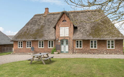 Inda - 10Km from the Sea: Græs, Hus, Tag, Hjem, Sommerhus, Busk, Land Lot, Landdistrikt, Stuehus, Bunddække