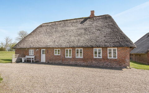 Inda - 10Km from the Sea: Græs, Hus, Tag, Hjem, Sommerhus, Busk, Land Lot, Landdistrikt, Stuehus, Bunddække