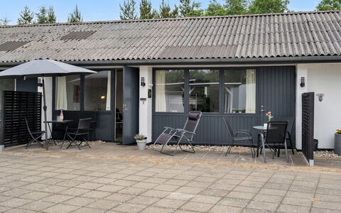Iida - 20Km from the Sea: Møbel, Indretning, Stol, Gulvbelægning, Bord, Udvej, Etage, Loft, Værelse, Eco Hotel