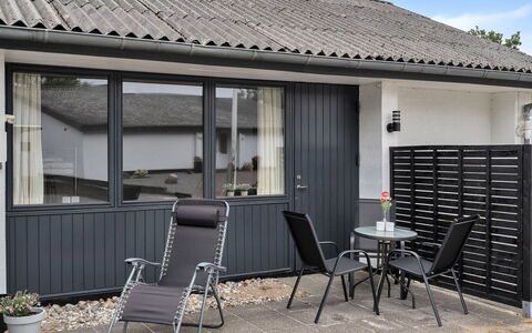 Iida - 20Km from the Sea: Møbel, Indretning, Stol, Gulvbelægning, Bord, Udvej, Etage, Loft, Værelse, Eco Hotel