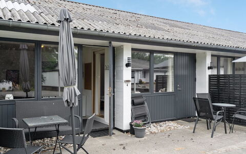 Arne - 20Km from the Sea: Blå, Busk, Sommerhus, Bunddække, Have, Estate, Skygge, Landscaping, Stuehus, Eco Hotel