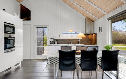 Ketilbiorn - 1.2Km to the Fjord: Loft, Træ, Køkken, Indretning, Gulvbelægning, Countertop, Etage, Lysarmatur, Hjem, Værelse