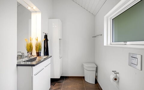 Ketilbiorn - 1.2Km to the Fjord: Gulvbelægning, Sanitærarmatur, Indretning, Etage, Håndvask, Loft, Badeværelse, Tap, Vvs, Toilet