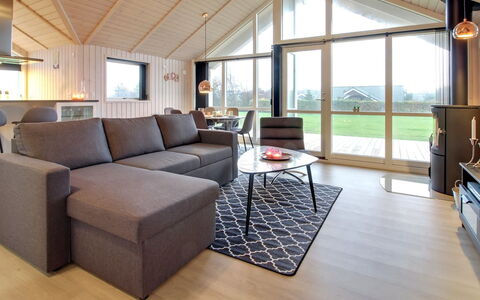 Gertrude - 1.1Km to the Fjord: Træ, Møbel, Gulvbelægning, Couch, Loft, Indretning, Stue, Etage, Trægulve