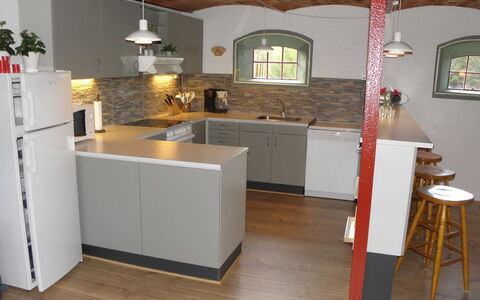 Beatha - 25Km to the Fjord: Gulvbelægning, Etage, Træ, Indretning, Countertop, Møbel, Køkken, Trægulve, Cabinetry, Køkken Apparat