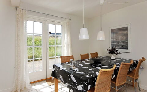 Alita - 1.2Km from the Sea: Møbel, Indretning, Stol, Gulvbelægning, Bord, Træ, Etage, Loft, Spisestue, Køkken & Spisebord