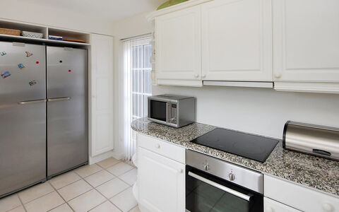 Alita - 1.2Km from the Sea: Køkken Apparat, Køkken, Countertop, Cabinetry, Større Bandage, Gulvbelægning, Indretning, Husholdningsapparat, Møbel, Etage