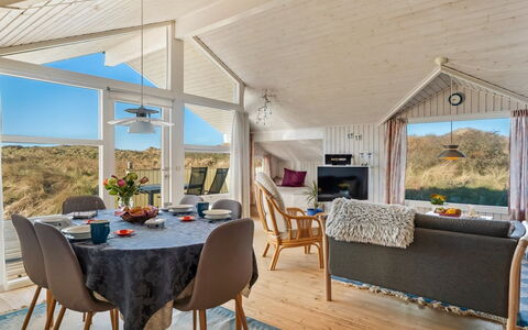 Matias - 150M from the Sea: Loft, Gulvbelægning, Indretning, Etage, Kompositmateriale, Møbel, Udvej, Hotel, Design, Dagslys
