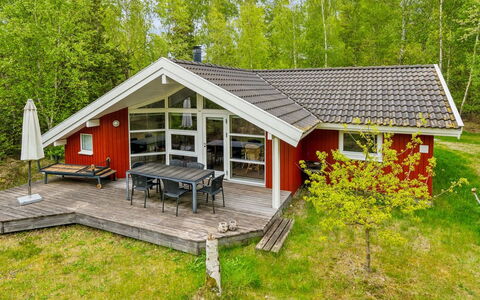 Niglæs - 700M from the Sea: Svømmepøl, Udendørs Møbler, Møbel, Udvej, Flise, Eco Hotel, Skygge, Stol, Fritid, Estate