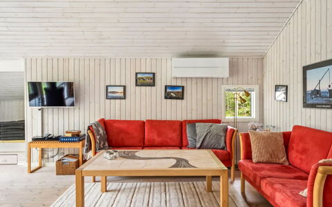 Niglæs - 700M from the Sea: Svømmepøl, Udendørs Møbler, Møbel, Udvej, Flise, Eco Hotel, Skygge, Stol, Fritid, Estate