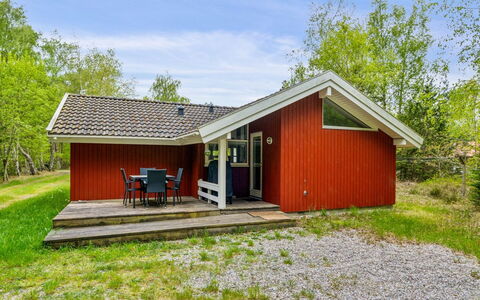 Niglæs - 700M from the Sea: Svømmepøl, Udendørs Møbler, Møbel, Udvej, Flise, Eco Hotel, Skygge, Stol, Fritid, Estate