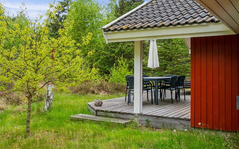 Niglæs - 700M from the Sea: Svømmepøl, Udendørs Møbler, Møbel, Udvej, Flise, Eco Hotel, Skygge, Stol, Fritid, Estate